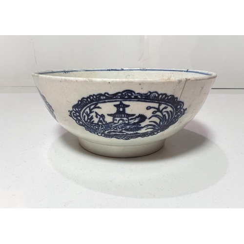 504 - An18th century English porcelain bowl in blue & White, diameter 15cm