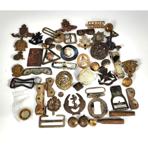 309 - A selection of various military badges buttons etc 