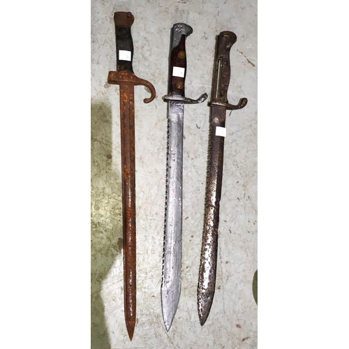 379A - An Early 20th century saw back bayonet with wooden handle crown mark to blade (blade and metal work ... 