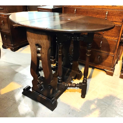 923 - A good quality oak drop leaf oval topped table with harp shaped carved supports to each side, feet s... 