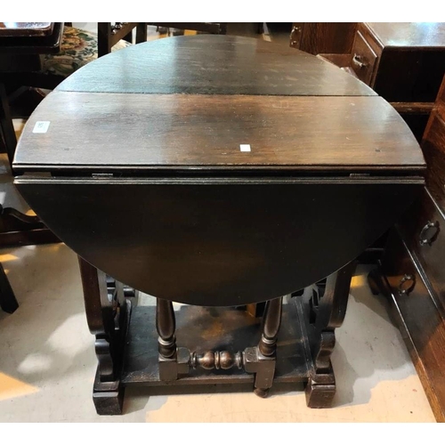 923 - A good quality oak drop leaf oval topped table with harp shaped carved supports to each side, feet s... 