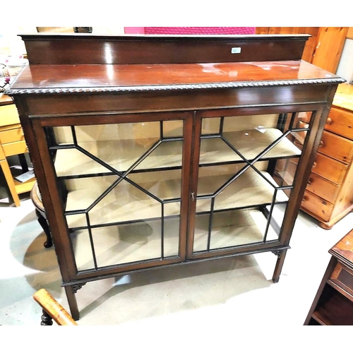 925 - A good size mahogany double door display cabinet with astragal glazed doors, gadrooned rim around sq... 