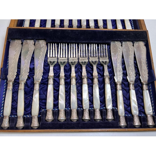 711 - An oak cased set of elegant pearl handles and silver plated fish knoves and forks, 12 setting with e... 