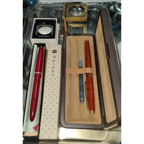 47 - A large antique brass thread counter; a boxed modern similar; 2 14 carat nibbed Parker fountain pens