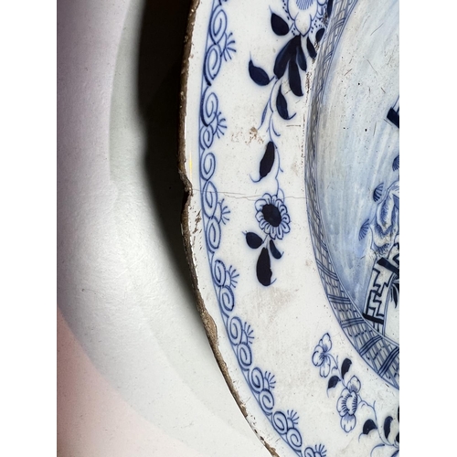 487B - An 18th century tin glazed dish with Chinese style decoration, for import/export, diameter 36cm