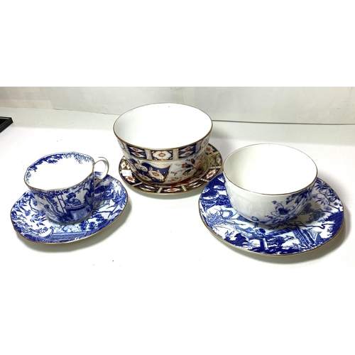 522 - A Royal Crown Derby blue and white trio set, two similar pieces