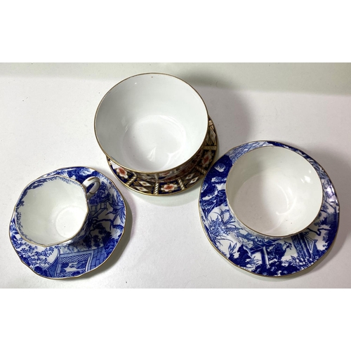 522 - A Royal Crown Derby blue and white trio set, two similar pieces