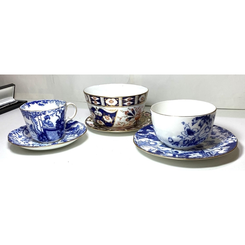 522 - A Royal Crown Derby blue and white trio set, two similar pieces