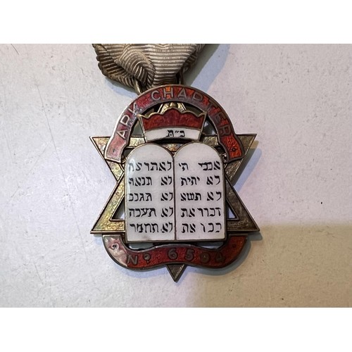 314 - An unusual Masonic Founder hall marked silver gilt jewel Ark Chapter No 6594, with enamel Hebrew tex... 