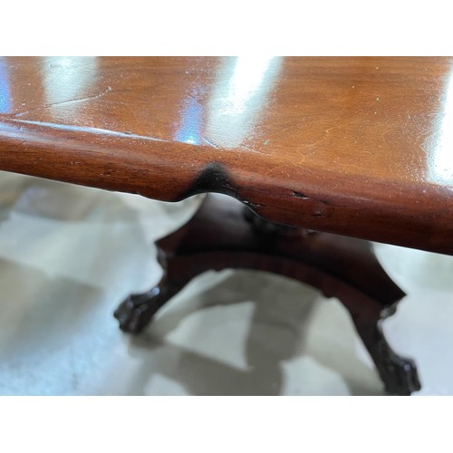 910 - An early 19th century mahogany Pembroke dining table with twin frieze drawers, turned ringed column,... 