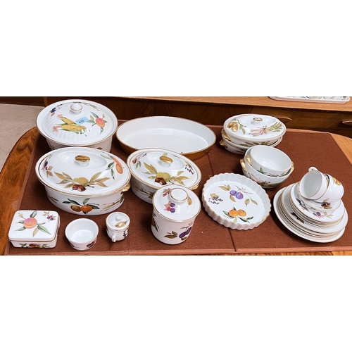 585 - Approximately 25 pieces of Royal Worcester 