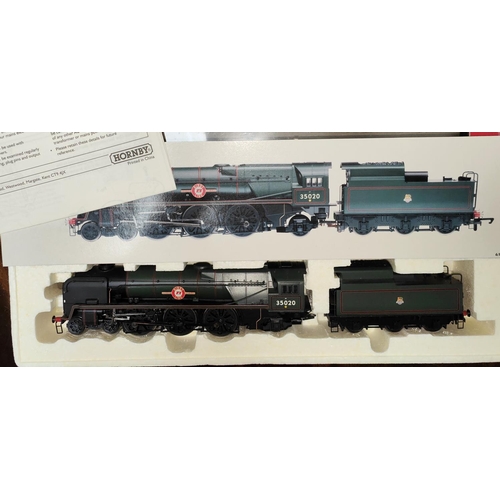 286 - An originally boxed Hornby 00-gauge R2204 BR 4-6-2 35020 'Bibby Line' Merchant Navy Class super deta... 