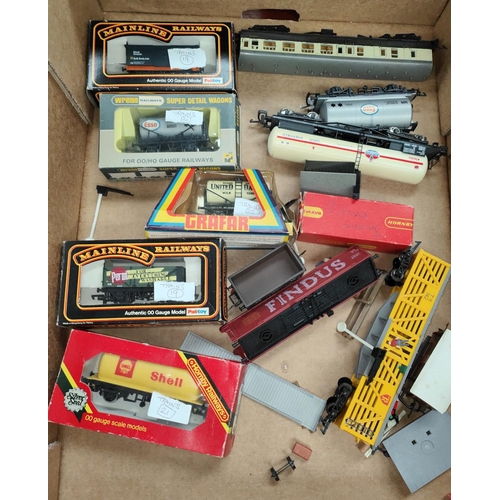 288 - A selection of boxed and unboxed rolling stock 00-gauge etc