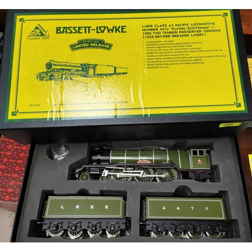 295 - A Bassett-Lowke special Limited release '0' gauge LNER class A3 Pacific Locomotive 4472 