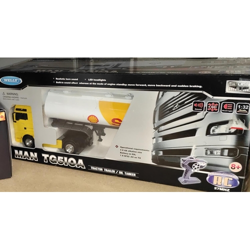 299 - A Maisto originally boxed Hummer H2 SUV 1:18 radio controlled vehicle, A Welly Man TG510A die-cast 1... 