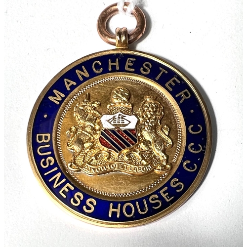 642 - A 9 carat hallmarked gold medallion with enamelling, 'Manchester Business Houses CCC', inscribed, 8.... 