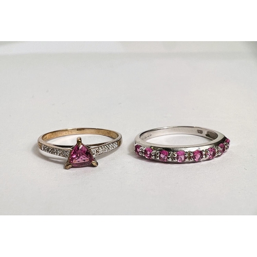 749 - A 9 carat hallmarked gold dress ring set triangular pink, possibly rubellite, stone, size M, weight ... 