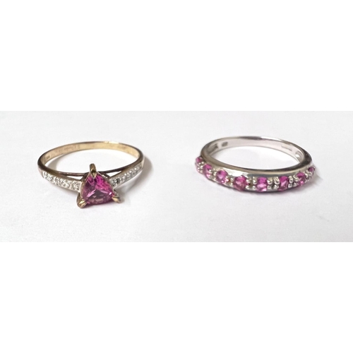 749 - A 9 carat hallmarked gold dress ring set triangular pink, possibly rubellite, stone, size M, weight ... 