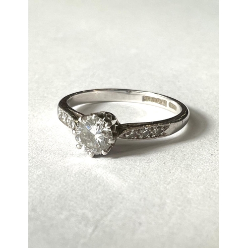 760 - A white metal solitaire diamond ring with 3 graduating diamonds to each shoulder, 3.5gm stamped 