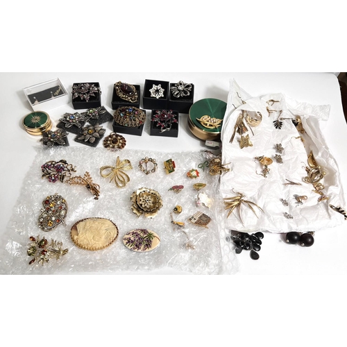 615 - A selection of coloured stone brooches; other brooches and costume earrings, etc in jewellery box