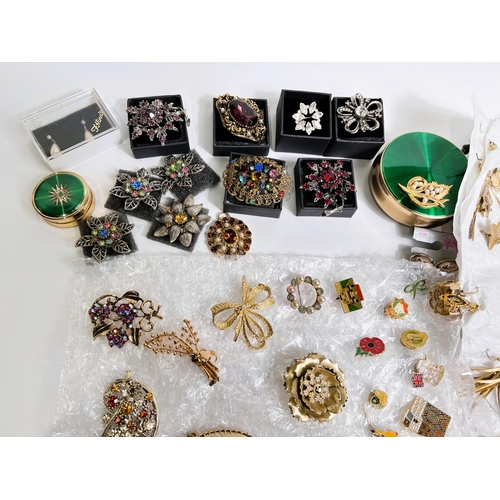 615 - A selection of coloured stone brooches; other brooches and costume earrings, etc in jewellery box