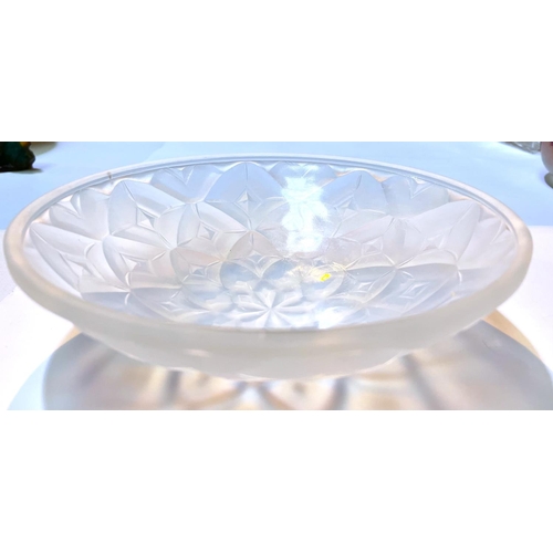 540 - A 1930's opalescent glass circular bowl decorated with palm leaves, diameter 24cm