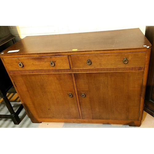 885 - An oak Art Deco sideboard with double fitted drawers and cupboards bellow, length 121cm