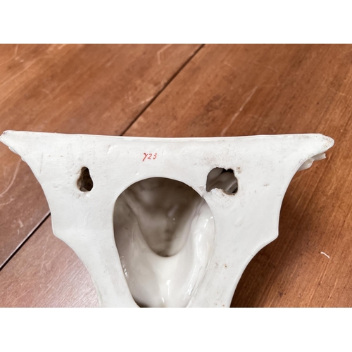 577 - A ceramic cherub head wall bracket