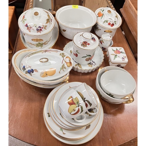 585 - Approximately 25 pieces of Royal Worcester 