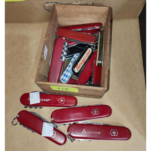 118 - A selection of Swiss Army knives