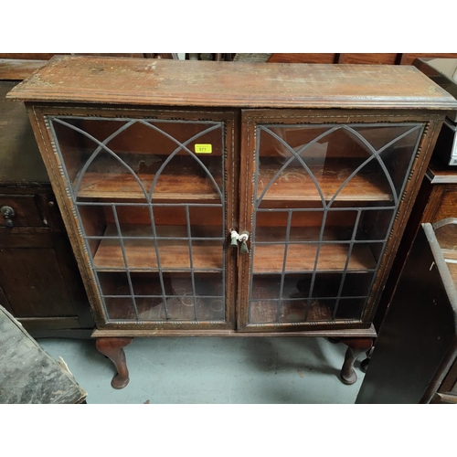 871 - An early 20th century china cabinet with inlay effect, enclosed by 2 leaded glass doors