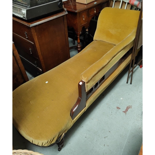 995 - An Edwardian walnut framed chaise longue in gold dralon