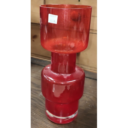 550B - A red glass vase of modernist form by Tamar Aluden for Riihimaki Finland, ht. 28cm