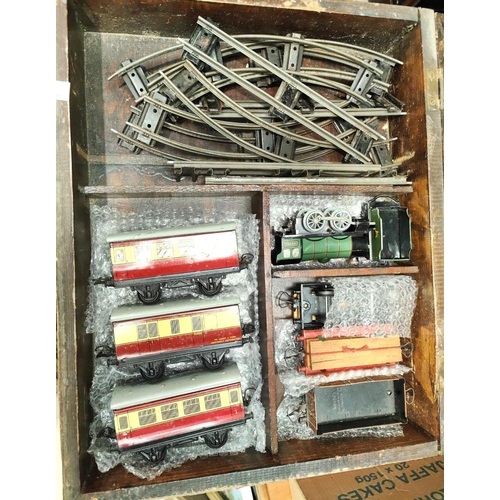 252A - A vintage clockwork tin plate train in wooden box with accessories.