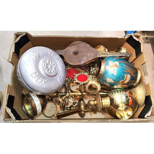 339 - A selection of decorative brassware