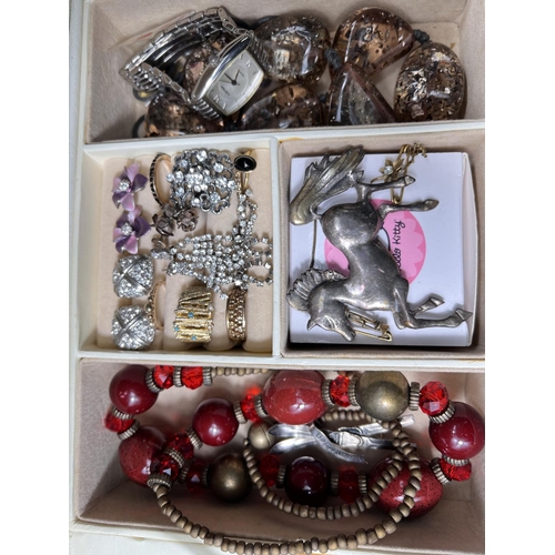 750A - A selection of costume jewellery in jewellery boxes, rings necklaces etc