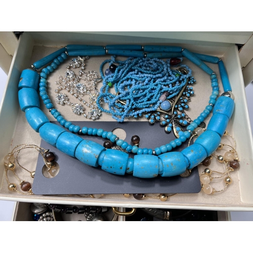 750A - A selection of costume jewellery in jewellery boxes, rings necklaces etc