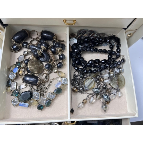 750A - A selection of costume jewellery in jewellery boxes, rings necklaces etc