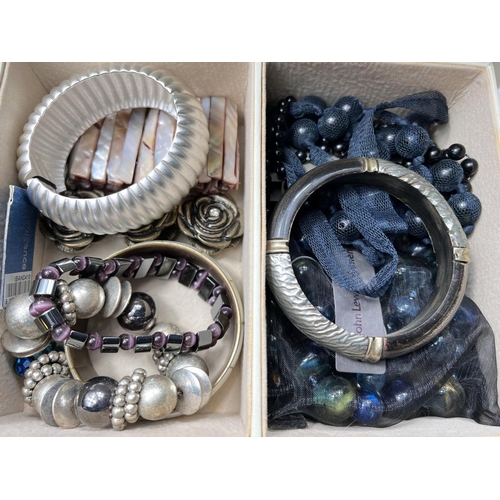 750A - A selection of costume jewellery in jewellery boxes, rings necklaces etc