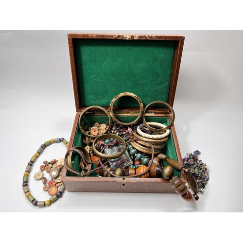 750A - A selection of costume jewellery in jewellery boxes, rings necklaces etc