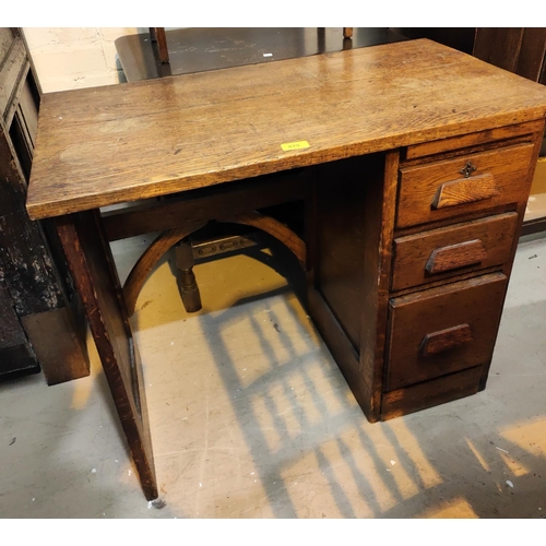 879 - A 1930's oak small kneehole desk with single pedestal