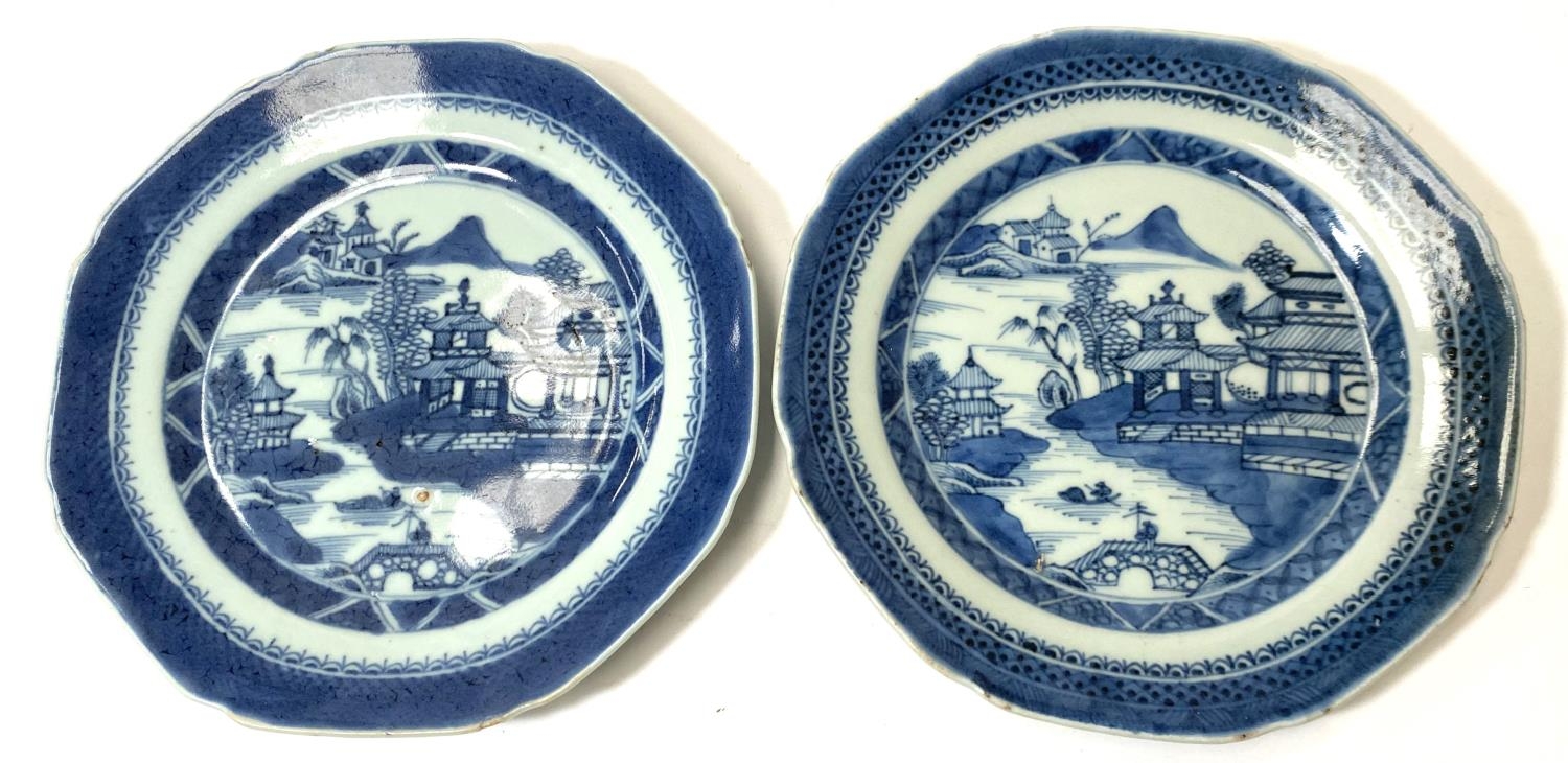 A pair of Chinese blue and white octagonal dishes, diameter 19cm