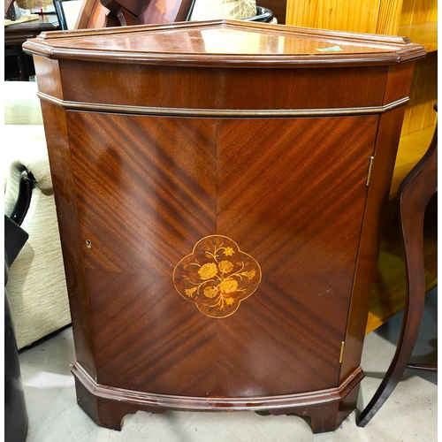 1040 - A mahogany Sheraton style inlaid floor standing half height corner cupboard