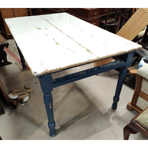 1043 - A painted pine kitchen table with turned legs (no drawer) 151x90x75cm