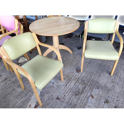 1050 - A light wood circular pedestal kitchen table diameter 91cm and two chairs