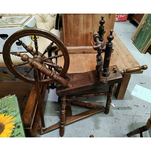 1062 - A late 19th/early 20th century wooden spinning wheel with foot pedal etc