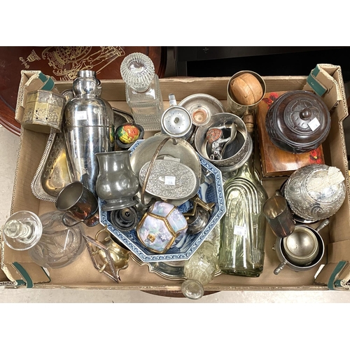 70A - A selection of silver plate and metalware including cocktail shakers etc 