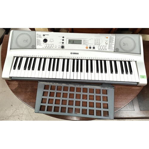 196 - Yamaha PSR-E313 keyboard