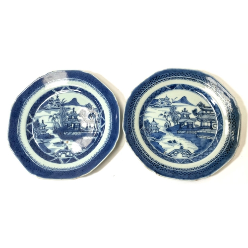 419 - A pair of Chinese blue and white octagonal dishes, diameter 19cm