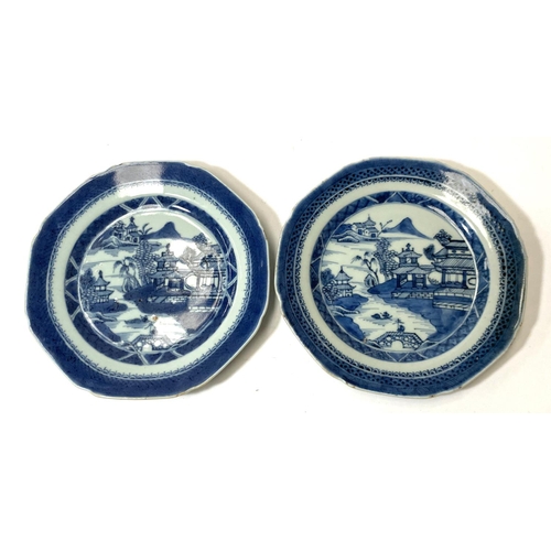 419 - A pair of Chinese blue and white octagonal dishes, diameter 19cm